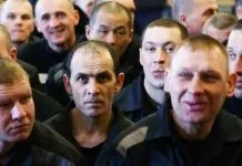 Ув’язнені в російській колонії під час шикування