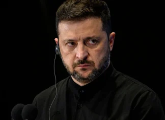 Зеленський відвідав місце удару по житловому будинку в Києві Президент України Володимир Зеленський на місці удару по багатоповерхівці в Києві.