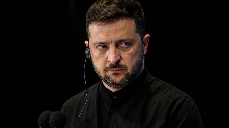 Президент України Володимир Зеленський на місці удару по багатоповерхівці в Києві. Президент України Володимир Зеленський на місці удару по багатоповерхівці в Києві.