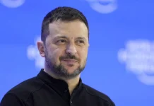 Зеленський підписав указ про нове військове командування Зеленський підписує указ