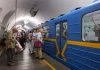 Пасажири на пероні підземної станції київського метрополітену чекають біля синього вагона