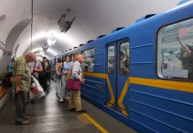 Підвищення вартості проїзду в Києві: з 15 липня тариф у метро сягне 30 гривень Пасажири на пероні підземної станції київського метрополітену чекають біля синього вагона