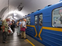 Підвищення вартості проїзду в Києві: з 15 липня тариф у метро сягне 30 гривень Пасажири на пероні підземної станції київського метрополітену чекають біля синього вагона