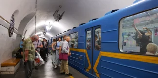 Підвищення вартості проїзду в Києві: з 15 липня тариф у метро сягне 30 гривень Пасажири на пероні підземної станції київського метрополітену чекають біля синього вагона