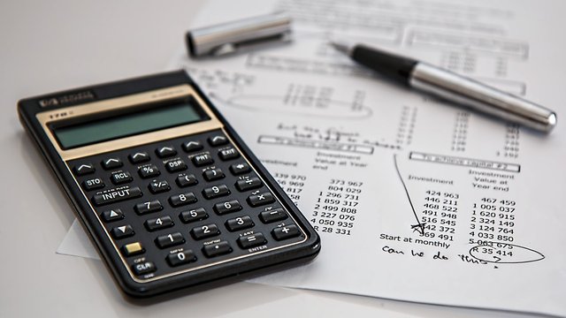 dCDZiYvUCbpS Калькулятор і фінансові документи на робочому столі