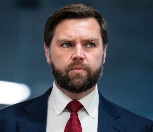 Джей Ді Венс під час виступу про війну в Україні.