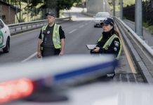 Патрульні поліцейські перевіряють автомобілі на дорозі