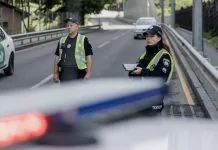 Патрульні поліцейські перевіряють автомобілі на дорозі