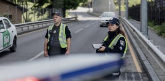 Патрульні поліцейські перевіряють автомобілі на дорозі