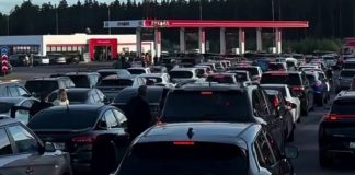 У Росії через дефіцит бензину водіям пропонують «магію» для економії пального Черги автомобілів на АЗС у Росії через дефіцит пального
