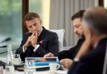 Україна презентувала Антибалістичну програму у Франції Президент Франції Еммануель Макрон та Президент України Володимир Зеленський на зустрічі в Парижі