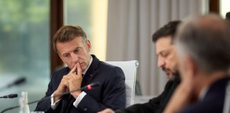 French President Emmanuel Macron and Ukrainian President Volodymyr Zelenskyy at a meeting in Paris