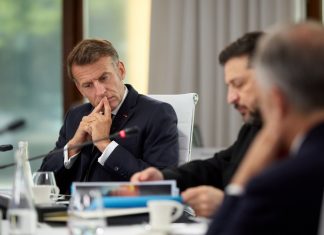 Україна презентувала Антибалістичну програму у Франції Президент Франції Еммануель Макрон та Президент України Володимир Зеленський на зустрічі в Парижі