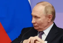 Володимир Путін за столом під час наради