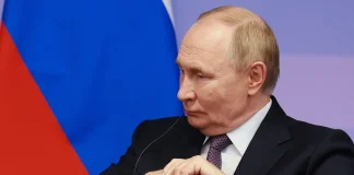 У Кремля є кілька сценаріїв провокацій проти Європи Володимир Путін за столом під час наради
