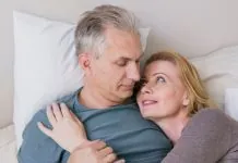 Секс після 50 років: Як зберегти близькість, здоров’я та пристрасть у «другій молодості» Пара після 50 років відпочиває разом у ліжку