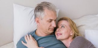 Пара після 50 років відпочиває разом у ліжку