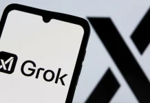 Логотип Grok на екрані смартфона