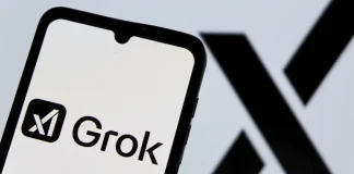 Логотип Grok на екрані смартфона