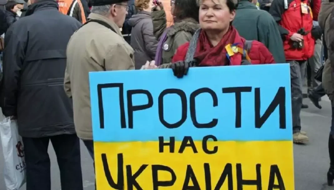 Протестувальниця з плакатом проти війни Росії в Україні