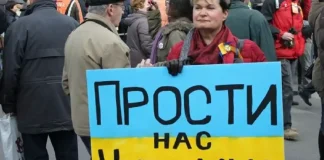 Протестувальниця з плакатом проти війни Росії в Україні