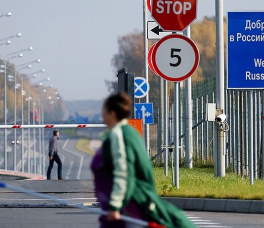 Росія терміново закриває кордони для своїх громадян Пункт пропуску на кордоні Росії, де росіяни оформлюють виїзд за закордонними паспортами.