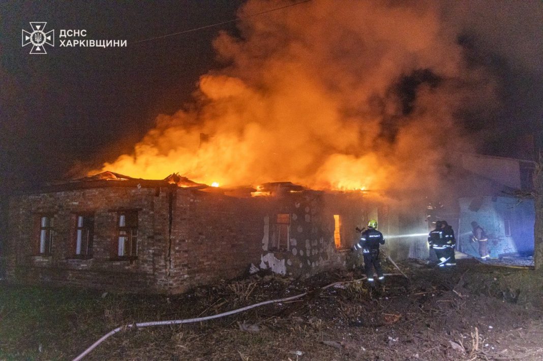 Пошкоджена внаслідок російського удару будівля у Харкові Пошкоджена внаслідок російського удару будівля у Харкові
