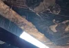 Пошкоджена стеля Херсонського обласного краєзнавчого музею після атаки російських FPV-дронів.