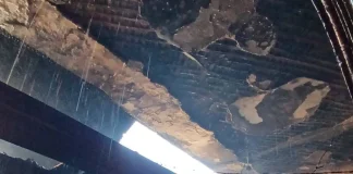 У Херсоні FPV-дрони пошкодили старовинні вітрини краєзнавчого музею Пошкоджена стеля Херсонського обласного краєзнавчого музею після атаки російських FPV-дронів.
