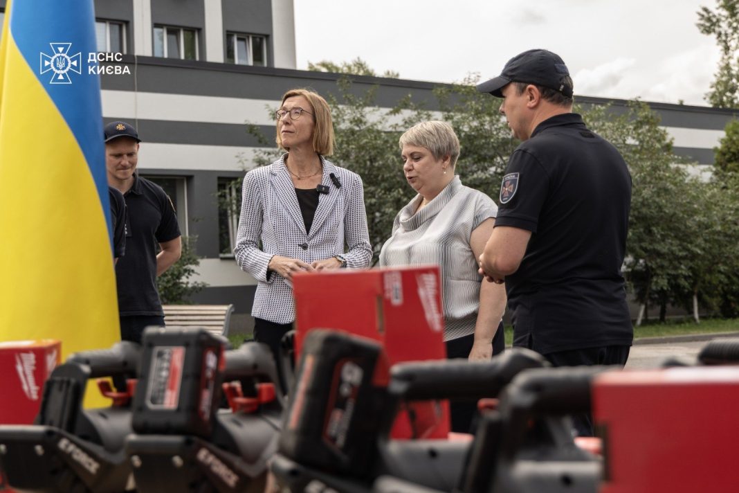media_1784016010126 Representatives from Germany and Ukraine’s State Emergency Service during the handover of hydraulic rescue equipment.