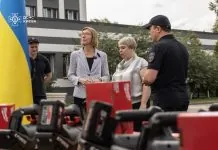 Німеччина передала ДСНС 10 комплектів гідравлічного обладнання Представники Німеччини та ДСНС України під час передачі гідравлічного рятувального обладнання.