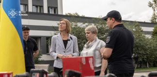 Representatives from Germany and Ukraine’s State Emergency Service during the handover of hydraulic rescue equipment.