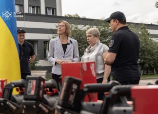 Представники Німеччини та ДСНС України під час передачі гідравлічного рятувального обладнання.