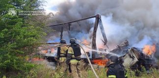 У Криворізькому районі через російську атаку загинув водій Рятувальники гасять пожежу після російської атаки на Криворізький район