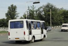 Маршрутний мікроавтобус на дорозі — ілюстративне фото
