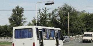 Маршрутний мікроавтобус на дорозі — ілюстративне фото