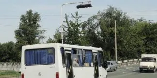 У Високому біля Харкова уламки дрона поранили чотирьох пасажирів маршрутки Маршрутний мікроавтобус на дорозі — ілюстративне фото