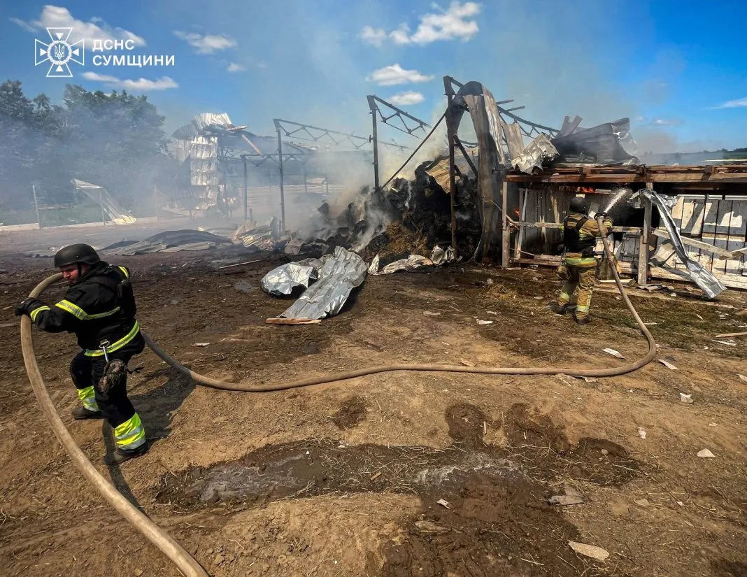 Пожежа цивільного транспорту в Сумах через атаки БпЛА. Пожежа цивільного транспорту в Сумах через атаки БпЛА.