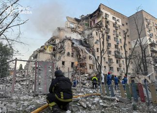 Пекельна ніч у Києві: кількість жертв та поранених стрімко зростає Руйнування в Києві після масованої атаки російських військ 2 липня 2026 року.