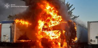 Понад 10 автівок згоріли після атак РФ на Дніпропетровщину Пожежа на Дніпропетровщині внаслідок обстрілу РФ