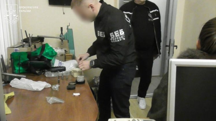 Правоохоронці проводять обшук у майстерні одеського ювеліра.