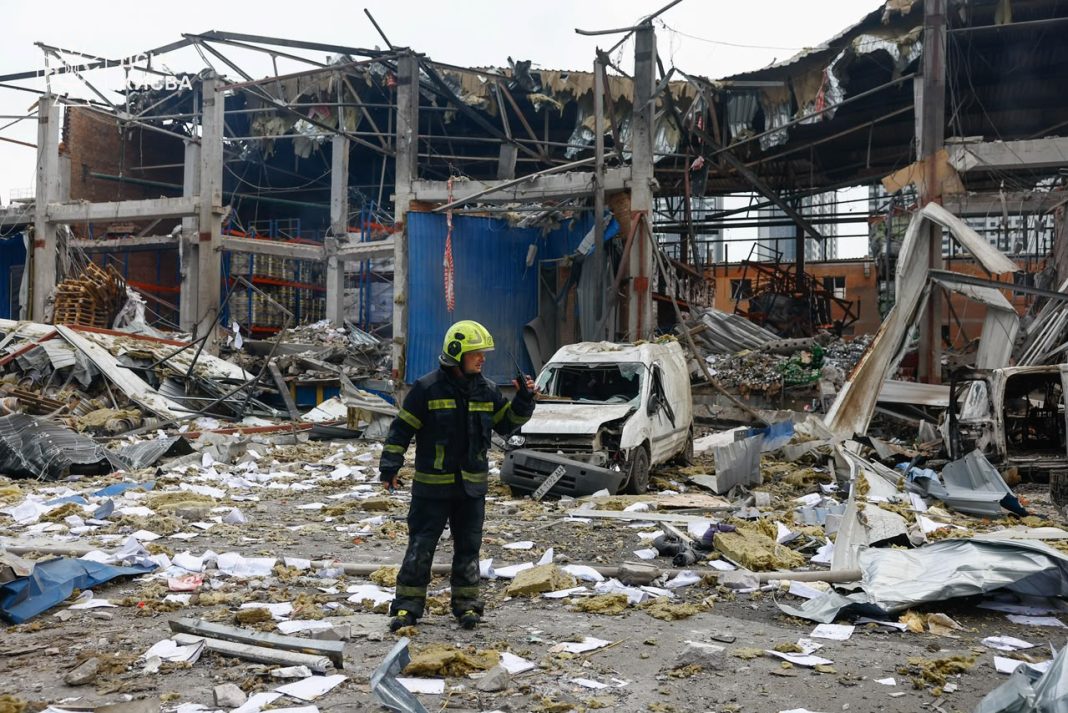 Рятувальники ліквідують наслідки російського обстрілу в Києві. Рятувальники ліквідують наслідки російського обстрілу в Києві.