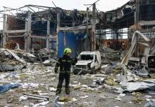 Внаслідок нічного обстрілу в Києві загинула жінка Рятувальники ліквідують наслідки російського обстрілу в Києві.