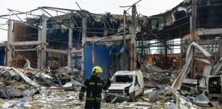 Внаслідок нічного обстрілу в Києві загинула жінка Рятувальники ліквідують наслідки російського обстрілу в Києві.