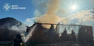 Дим і вогонь на місці обстрілу в Краматорську