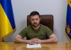 Зеленський назвав винних в трагедії у Вишневому Президент України Володимир Зеленський сидить за столом у своєму кабінеті