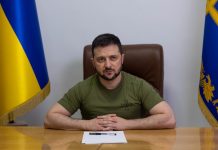 Зеленський назвав винних в трагедії у Вишневому Президент України Володимир Зеленський сидить за столом у своєму кабінеті