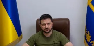 Зеленський назвав винних в трагедії у Вишневому Президент України Володимир Зеленський сидить за столом у своєму кабінеті