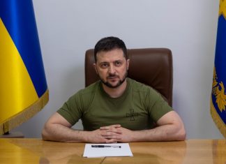 Зеленський назвав винних в трагедії у Вишневому Президент України Володимир Зеленський сидить за столом у своєму кабінеті