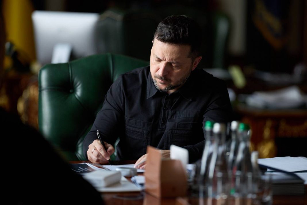 Володимир Зеленський про енергостійкість Володимир Зеленський в кабінеті